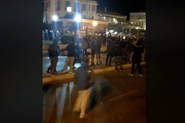 Με την ιαχή «Ελλάς – Ελλάς» και τον Εθνικό Ύμνο οι ΄Ελληνες της Μυτιλήνης αντιστέκονται στους μετανάστες (βίντεο)